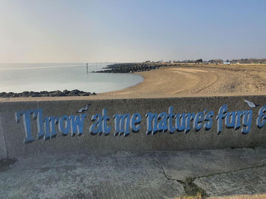 Awave From It All - Escape The City Life Jaywick Sands Eksteriør billede