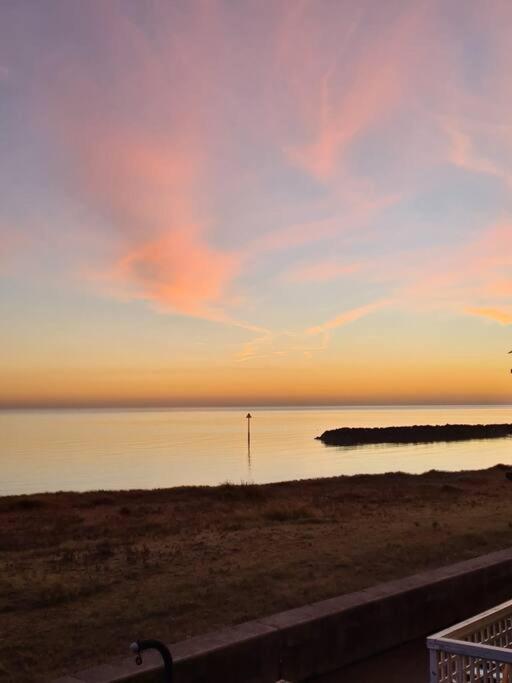 Awave From It All - Escape The City Life Jaywick Sands Eksteriør billede