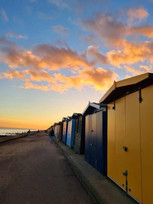 Awave From It All - Escape The City Life Jaywick Sands Eksteriør billede