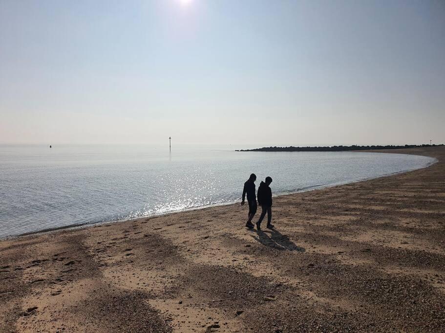 Awave From It All - Escape The City Life Jaywick Sands Eksteriør billede